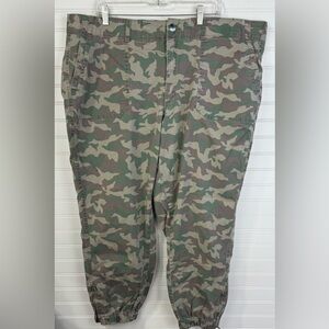 Lane Bryant women’s camo stretch waist ankle zip jogger pant. Size 26.